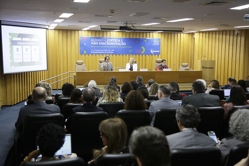 Foto do auditório com a ministra e os representantes da CIDH na mesa.