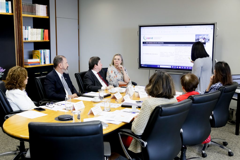 Integrantes do Conselho reunidos em torno da mesa