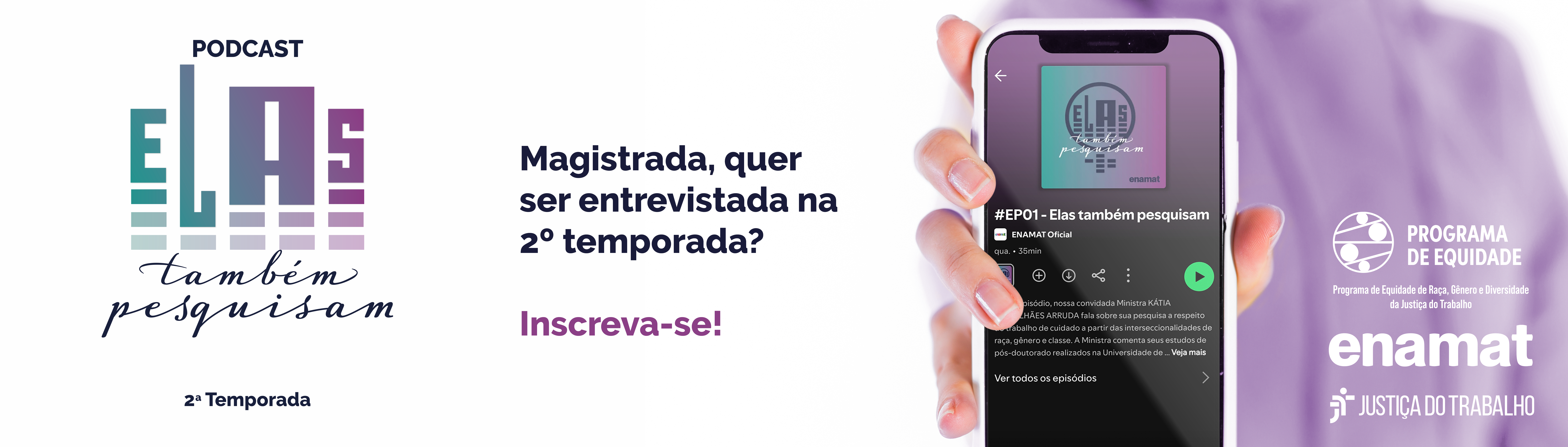 Mão feminina segurando um smartphone. Na tela, o app do spotify com a capa do Elas Também Pesquisam. Também está escrito Magistrada, quer ser entrevistada na 2º temporada? Inscreva-se!